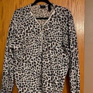 Lightweight Leapard Zip front Daytrip top